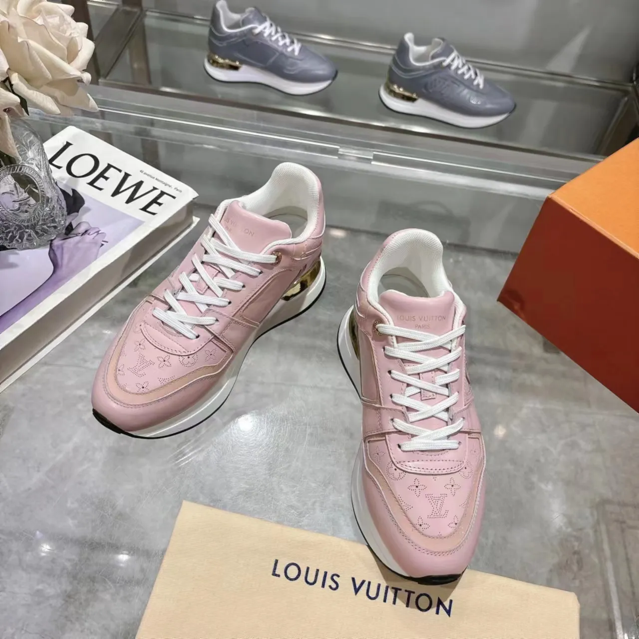 [L Family] P: 760💰Size 35-42 for women, 39-46 for men, (41.42 for women, 45.46 for men, customized) .LV Donkey Brand 🔥🔥LOUIS VUITTON Louis Vuitton's official website synchronizes the 2025 autumn and winter couple's models, which are now on the market, this Neo Run Away sneakers are inspired by running shoes, integrating LV's iconic must-have shoes into the trend. This version is a 1:1 replica of the original version. It is made of two-tone calfskin to highlight its simple lines and unique wedge outsole. Key details include the LV initials on the side and an engraved gold heel stabilizer on the back plus a 2cm hidden insole.
